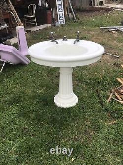 Great Fluted Oval Antique Cast Iron Porcelain Pedestal Bathroon Sink Elegant