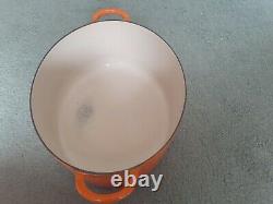 Le Creuset oval dutch oven 9.5 qt in Flame color gently used