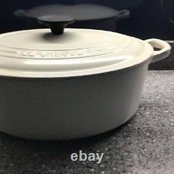 Le creuset oval casserole with lid 27 white