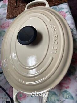 Oval dutch oven